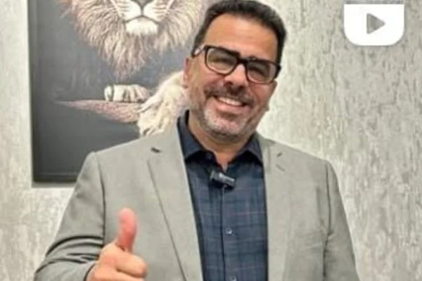 Imagem colorida do pastor Humberto Miguez, da Igreja Evangélica Crescendo em Cristo (IECC), na zona leste de São Paulo. - Metrópoles