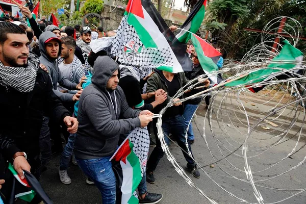 Manifestantes protestam fora da embaixada dos EUA em Beirute