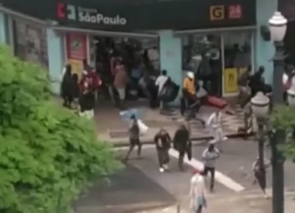Vídeo: farmácia no centro de SP é saqueada por usuários da Cracolândia