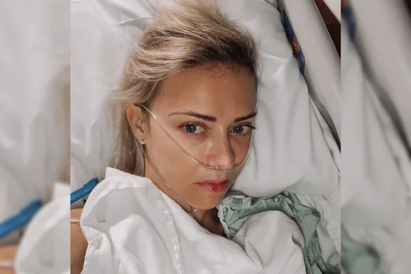 Imagem colorida de mulher deitada em cama de hospital - Metrópoles