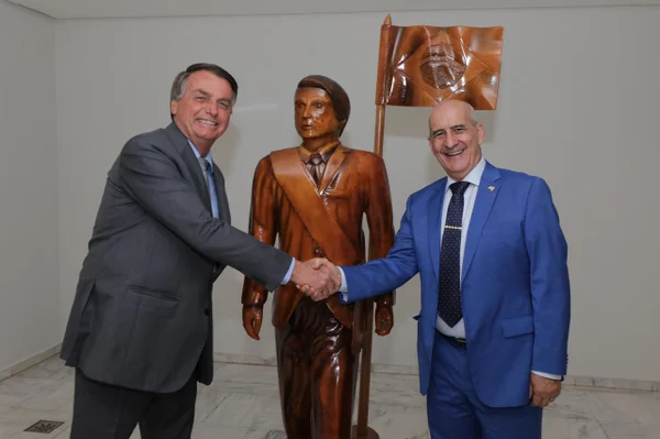 bolsonaro estatua