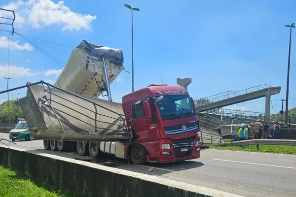 Caminhão bateu em passarela no Rio de Janeiro
