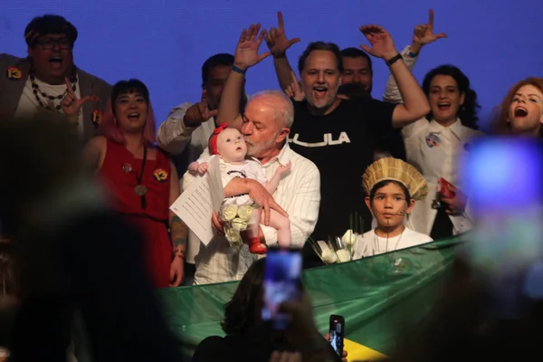 lula com crianças e apoiadores, em campanha