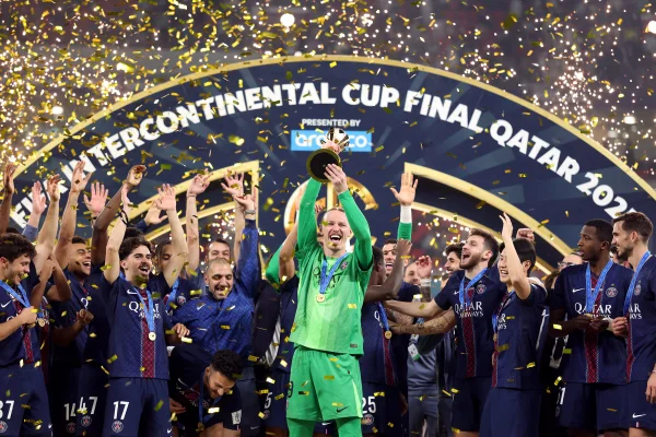 Safonov levantando a taça da Copa Intercontinental