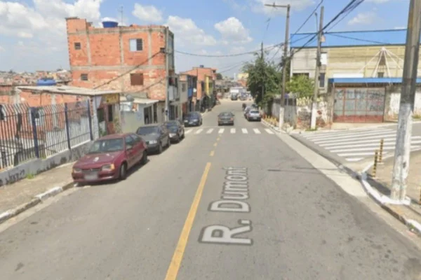 Foto colorida de rua onde mulher foi encontrada algemada e com diversos ferimentos causados por facadas.