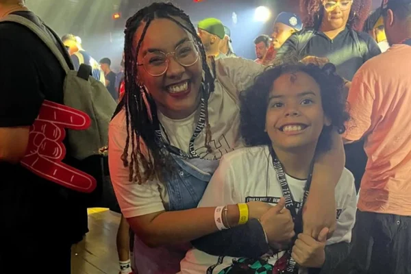 Foto mostra Gael Miranda e Karoline Miranda. Menino tem crises de febre há dois anos