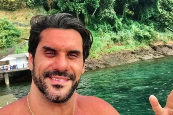 Imagem colorida de homem sem blusa e sorrindo