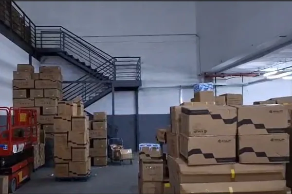 Imagem colorida mostra caixas de papelão marrom em galpão de venda de produtos eletrônicos - Metrópoles
