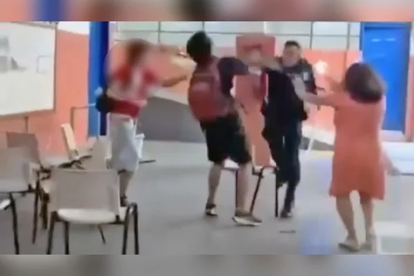 Cenas fortes: veja PM espancando alunos em escola estadual no Rio