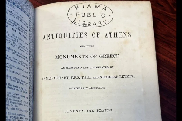 Livro é achado durante obra e devolvido à biblioteca 150 anos atrasado