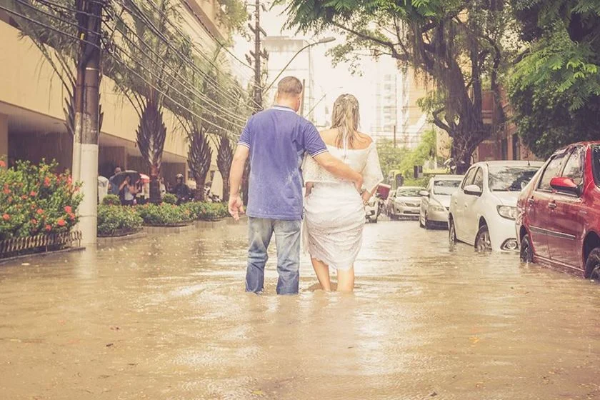 O casal decidiu fazer o álbum de fotos da união em meio ao alagamento O casal decidiu fazer o álbum de fotos da união em meio ao alagamento