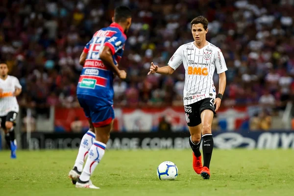 Corinthians encerra jejum, bate Fortaleza por 3 x 2 e volta ao G6