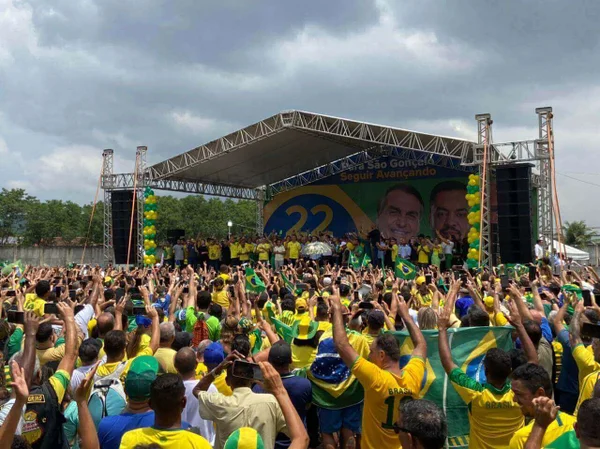 Ato de campanha de Jair Bolsonaro em São Gonçalo, no Rio de Janeiro, onde sumiram celulares de apoiadores do presidnete. Na foto, eles comemoram usando verde e amarelo diante do palco com autoridades - Metrópoles