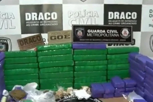 Foto colorida de tabletes de maconha apreendidas - Metrópoles