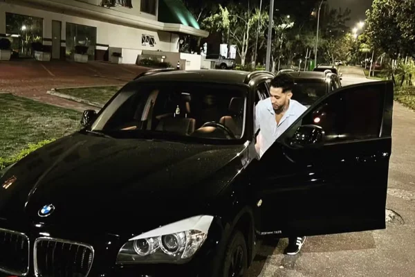 Imagem colorida de uma homem entrando em um carro de luxo - Metrópoles