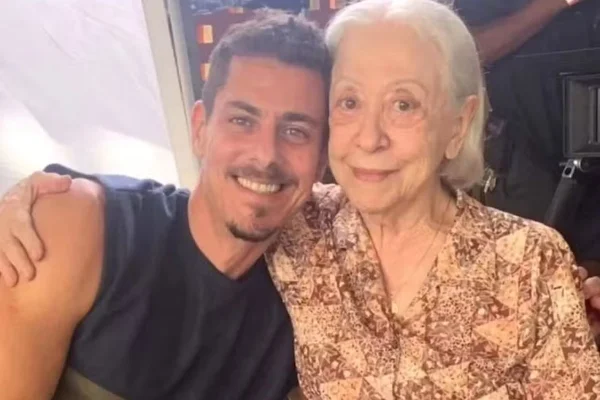 Foto colorida de Sacha Bali e Fernanda Montenegro - Metrópoles