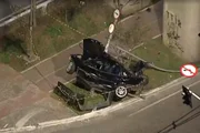 Motorista foi arremesado para fora de carro após bater contra poste durante suposto racha Motorista foi arremesado para fora de carro após bater contra poste durante suposto racha