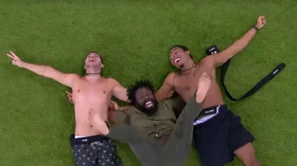 Arthur, Douglas e PA comemoram no gramado da casa a final