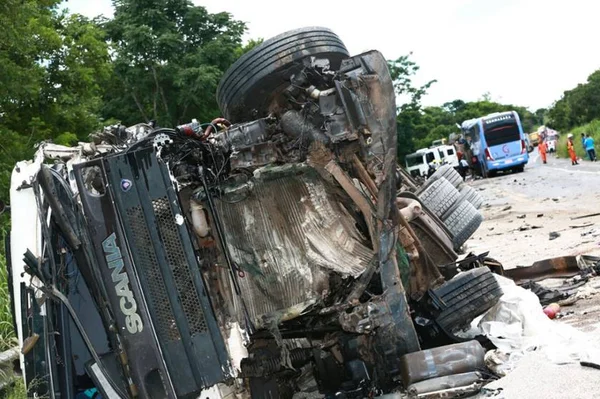 Foragido da Justiça, condutor de carreta é preso após acidente na 020
