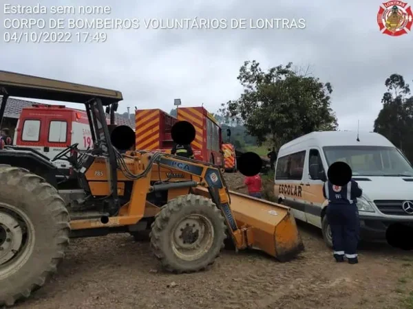 Van escolar tomba e motorista morre prensado contra barranco em SC