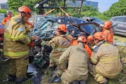 Bombeiros fazem resgate de corpos após queda de dois helicópteros no Rio de Janeiro Bombeiros fazem resgate de corpos após queda de dois helicópteros no Rio de Janeiro