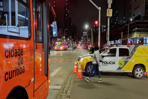 Criança de 10 anos é atropelada por ônibus ao tentar pegar cachorro