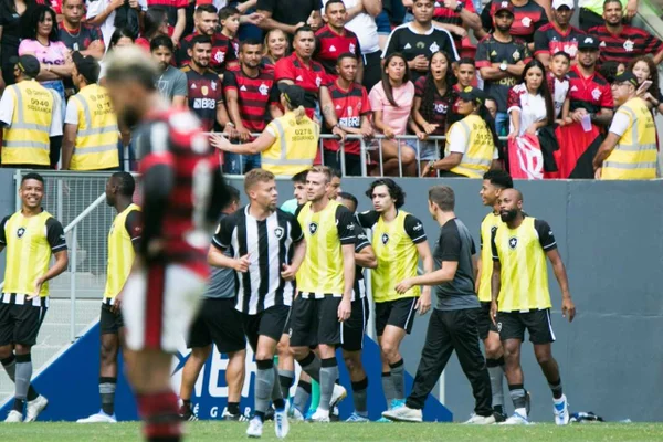 Botafogo bate o Flamengo diante de 54 mil pessoas no Mané Garrincha