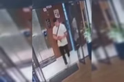 Momento em que fisiculturista sai do prédio onde agrediu namorada Momento em que fisiculturista sai do prédio onde agrediu namorada