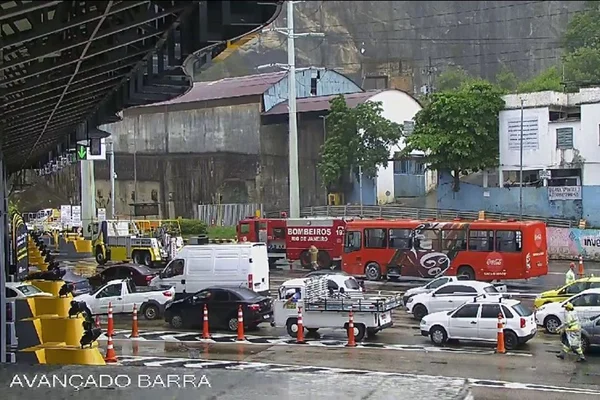 Ônibus da Coca-Cola pega fogo em pedágio da Linha Amarela