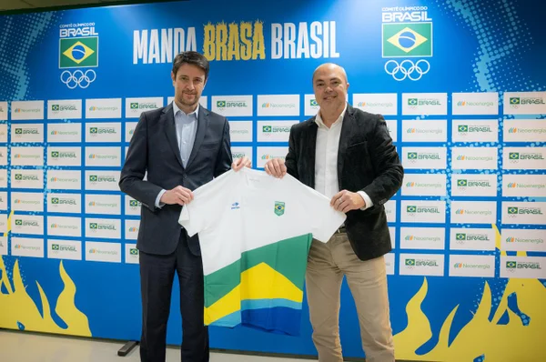 Fotografia colorida mostrando dois homens segurando camisa de time-Metrópoles