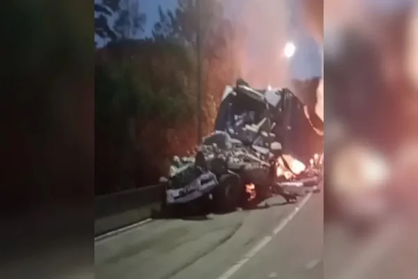 Batida entre 3 veículos deixa 1 morto e 14 feridos em BR interestadual