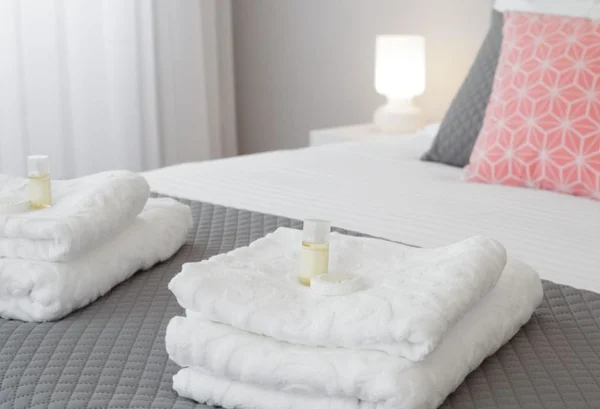 Cama bem posta com cheirinho e velas - Metrópoles