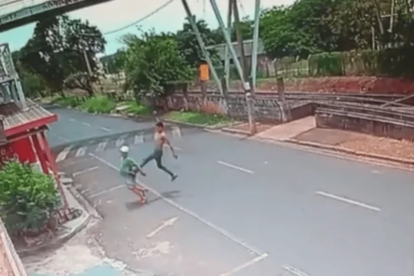 Imagem colorida de um idoso sendo agredido com uma voadora por um homem sem camiseta - Metrópoles