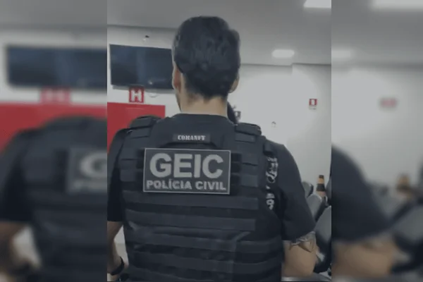 Casal comandava ponto de drogas na casa onde vivia com os filhos