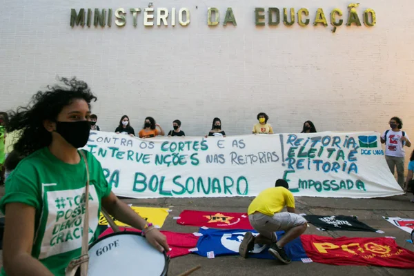 Manifestantes em frente ao MEC