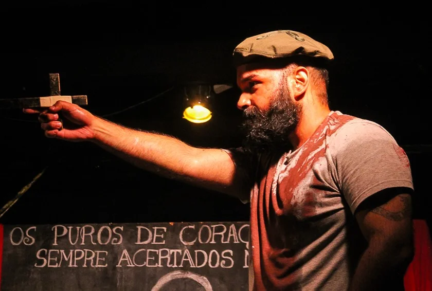 O pai de Gigio, interpretado por Pedro Elias, utilizou uma cruz como se fosse arma O pai de Gigio, interpretado por Pedro Elias, utilizou uma cruz como se fosse arma