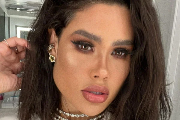 Adriana Vieira, que foi encontrada morta em marina em Miami após festa em iate, teria se mudado para os EUA para fugir da Justiça brasileira - Metrópoles