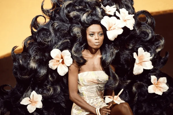 Peruca à la Diana Ross marca o visual do 1° álbum de Remy Bond