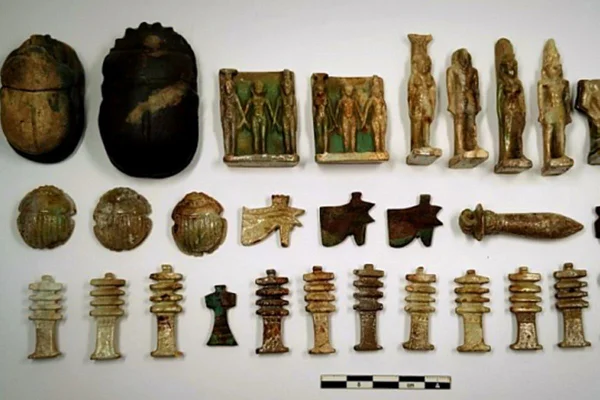 Foto colorida de objetos arqueológicos descobertos no Egito - Metrópoles