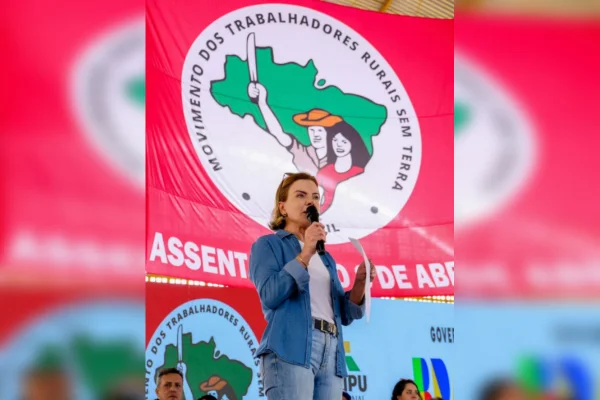 Gleisi Hoffmann em evento da cooperativa Cocavi do MST em abril de 2025