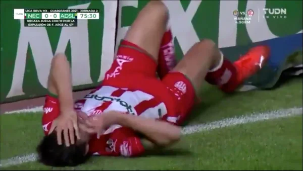 Vídeo. Jogador leva 12 pontos após prego de 15cm entrar em seu joelho