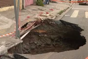 Cratera começou na calçada e se abriu em direção à pista