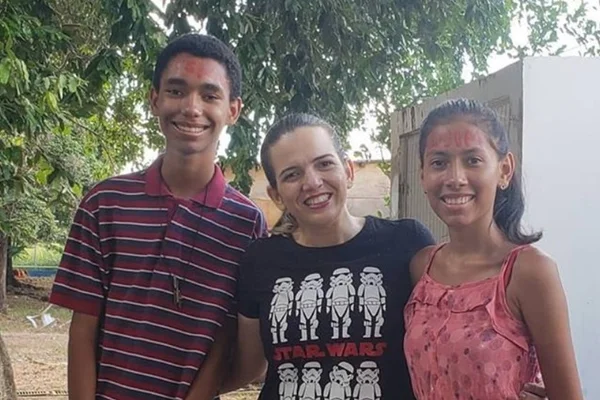 Professora se emociona com homenagem de ex-alunos aprovados no Enem