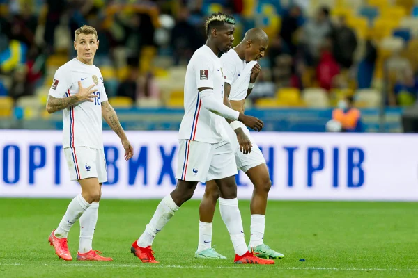 França empata de novo, mas lidera grupo nas Eliminatórias; Holanda goleia