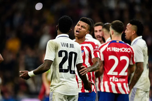 Jogadores de Real Madrid e Atlético de Madrid discutindo