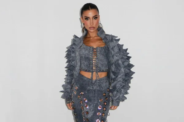 Na imagem com cor, foto da influencer e maquiadora Bianca Boca Rosa posando para foto com look estiloso - metrópoles