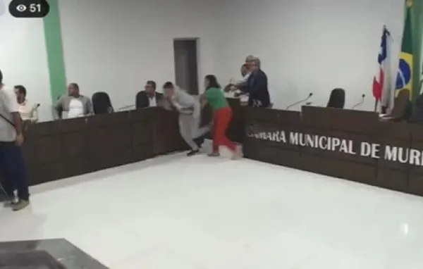 Foto colorida de uma confusão no plenário de Muritiba (BA) - Metrópoles