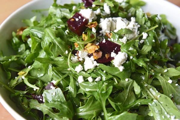 Foto colorida de uma salada de beterraba - Metrópoles