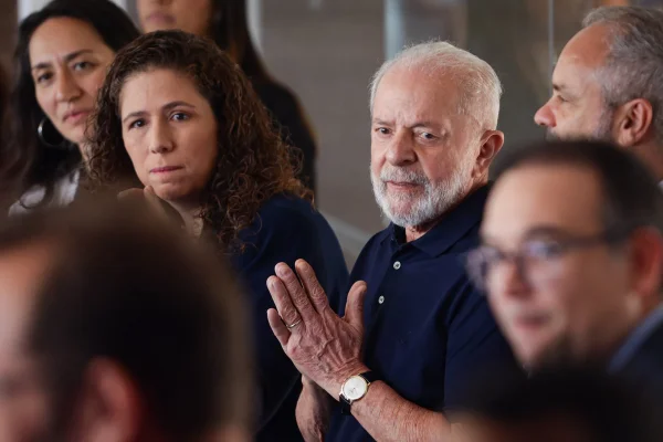 O presidente Lula (PT) ao lado da ministra da Gestão e Inovação no Serviço Público, Esther Dweck, que liderou a realização do CNU.