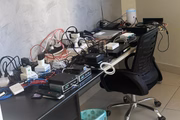 Em um dos endereços, a polícia encontrou uma central de tv clandestina